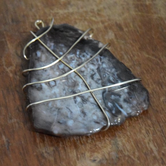 Wrapped dark triangular pendant | Jewelry - Picture 2 of 5